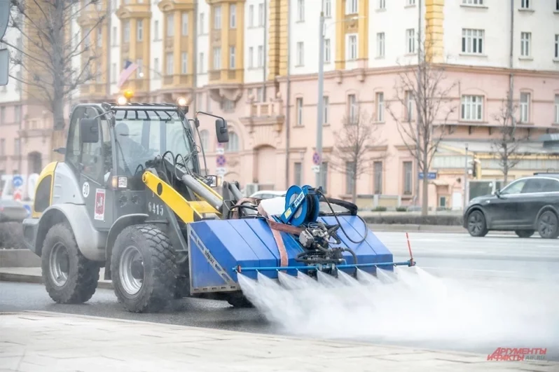 На пешеходных частях дорогу промыла малая поливомоечная техника.