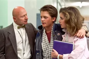 Толкан (слева) в роли директора школы мистера Стрикленда. 