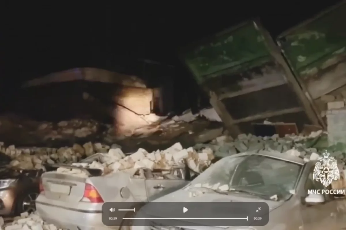 Площадь завала составила порядка 300 квадратных метров.