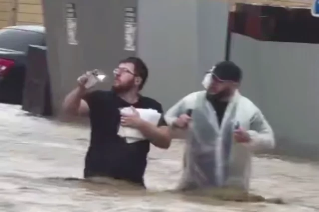 Дагестанцам приходилось ходить по улицам по пояс в воде.