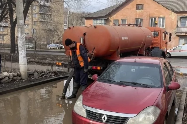 На проблемных участках дорожные службы дежурят постоянно.