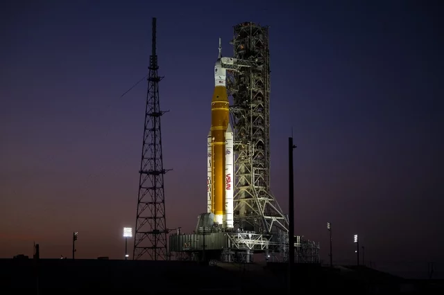 Ракета-носитель Space Launch System (SLS) с космическим кораблём Orion. 