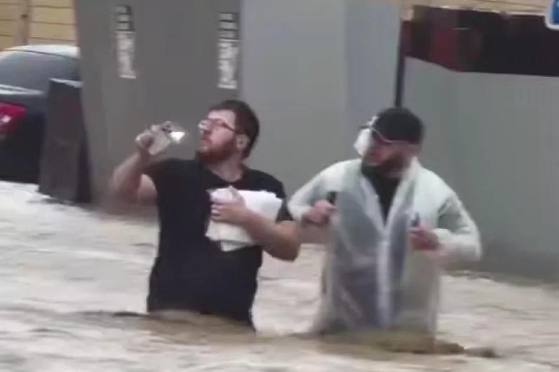 Воды - по пояс. 