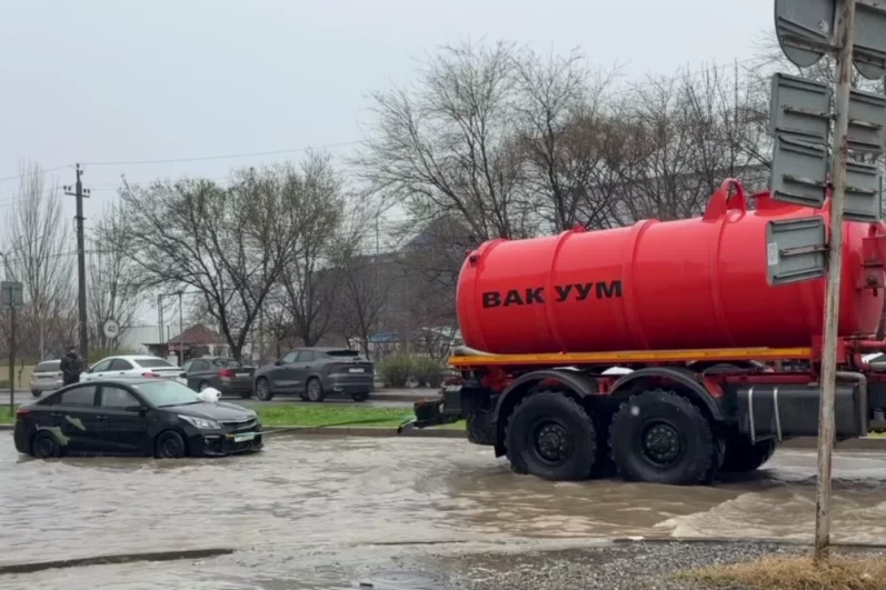 В Махачкале откачивают воду с улиц.