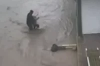 Мужчина мгновенно среагировал и вытащил ребёнка из воды.