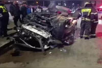 На улице Агрономическая (в районе пересечения с Петербургской) автомобиль Lexus на скорости около 180 км/ч врезался в бетонное ограждение, после чего перевернулся, смял пять припаркованных машин и загорелся. 