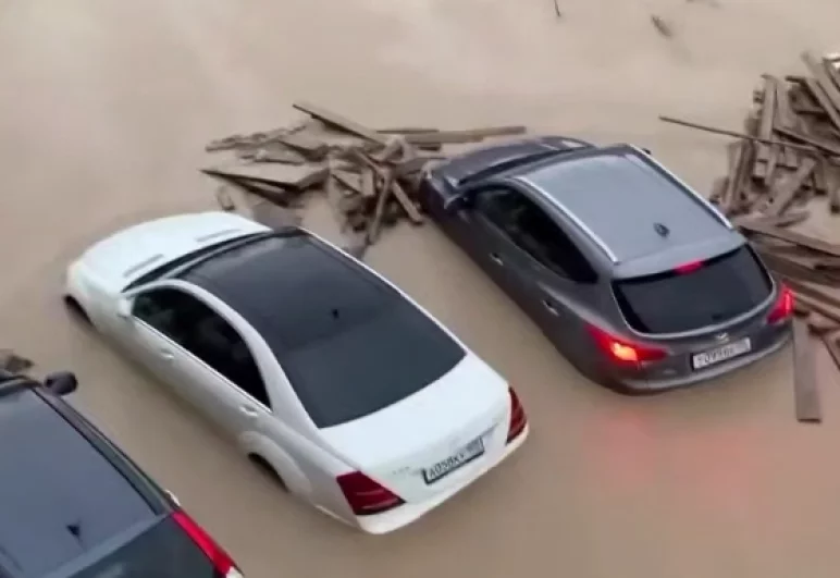 Машины ушли под воду. 