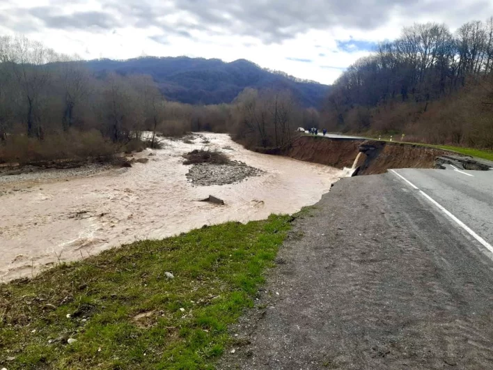 Вода размыла дороги. 
