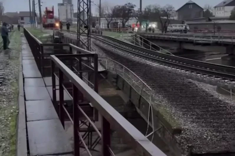 Разрушен железнодорожный мост. 