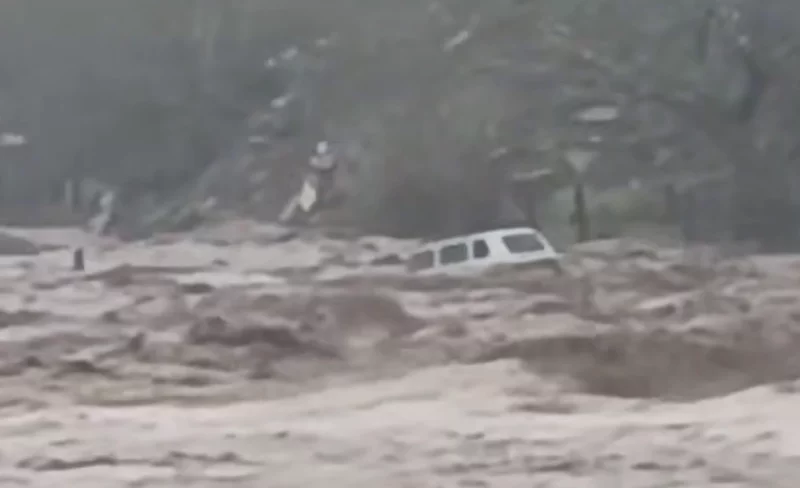 Потоки воды смывали машины. 