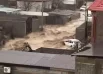 Потоки воды смывали машины. 