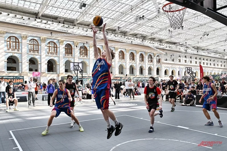 Десятки активностей: броски на меткость, ценные призы от ПБК ЦСКА, автограф-сессии известных баскетболистов, кибер-зона с современными игровыми консолями, детская зона с аквагримом, аниматорами и мастер-классами по плетению браслетов и раскрашиванию игрушек. Детские улыбки в этот день были по-настоящему искренними.