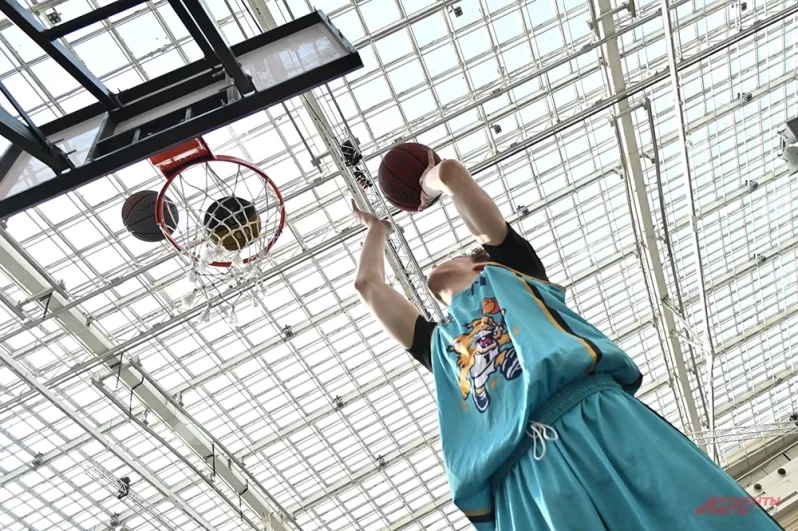 Помимо стритбольных активностей, зрители могли насладиться конкурсами на данк-контест – это конкурс на лучших бросок сверху.