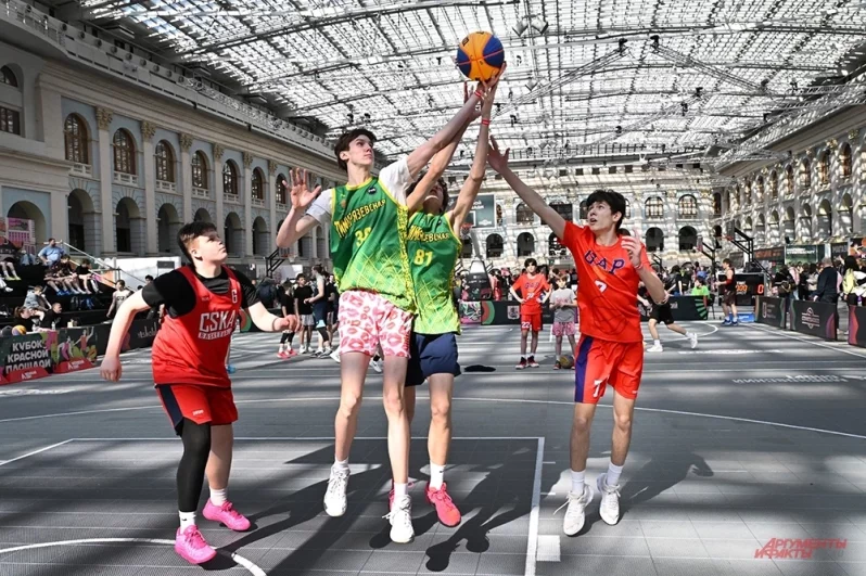 На фестивале собралось огромное число поклонников баскетбола и его усеченной разновидности. Внутри Гостиного двора организаторы сумели уместить 8 баскетбольных площадок для стритбола. Забить свой трехочковый был шанс у каждого.