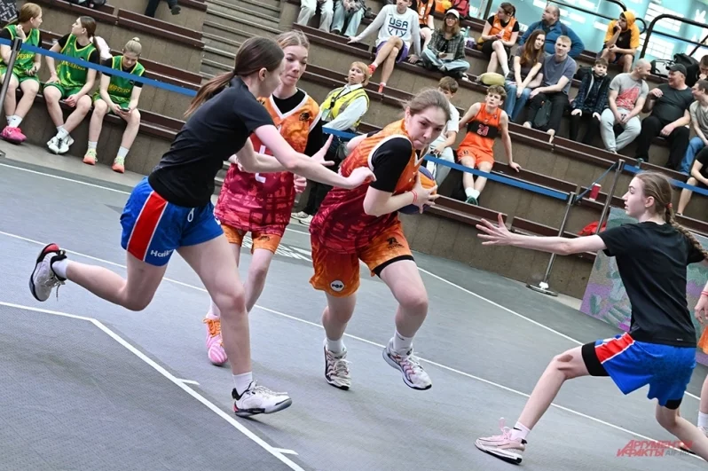 Баскетбол 3х3, или же стритбол, отличается от классического количеством (в традиционном играют в формате 5x5), уменьшенной в два раза площадкой с одним общим кольцом, на атаку дается всего 12 секунд и более высоким темпом. Встреча длится 10 минут или до 21 очка. При этом баллы распределяются иначе: вместо двухочковых и трехочковых даются по 1 и 2 очка.