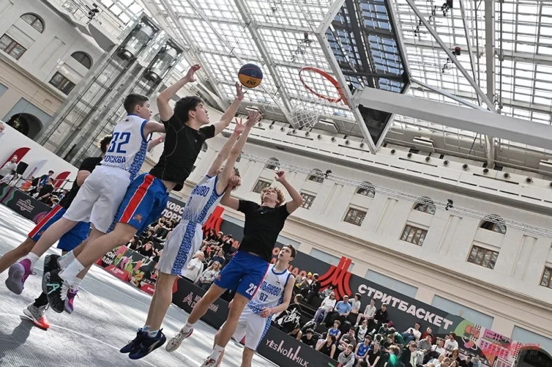 На центральном корте Кубка Красной площадки собрались 12 лучших команд по стриболу, среди них семь из Москвы и Подмосковья (ART, TAKESHOT, Khimki Power, DAWGS, Lugang, БК Московский, Sungard-Inanomo), остальные команды приехали из Санкт-Петербурга, Перми, Челябинска и Иркутска.