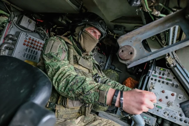 Боевая работа расчёта зенитно-ракетного комплекса «Тор-М2» ВС РФ.