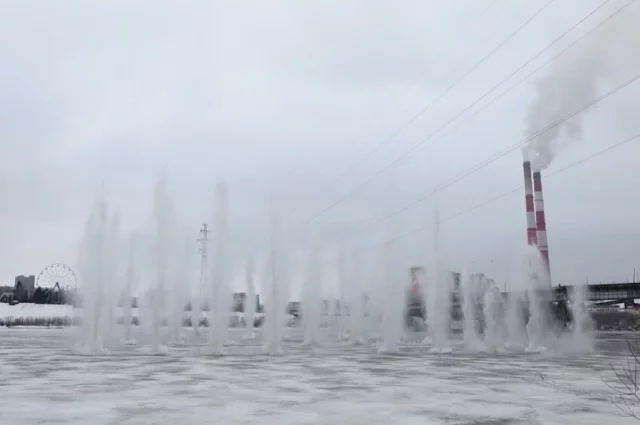 В Кемерове у Коммунального моста лёд взрывают каждый год.