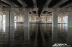 По мостом вода затопила дорогу полностью.
