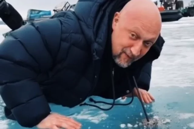 «Ребят, лизать и целовать Байкал я, конечно, не буду, но я его выпью!» — сказал артист и попробовал воду из священного озера с помощью длинной коктейльной трубочки.