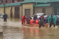 Несмотря на то, что на большей части Махачкалы вода уже сошла, отдельные низменные районы остаются затопленными.