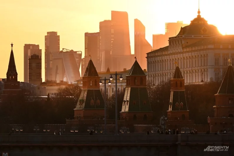 Момент абсолютного спокойствия в ритме большого города. Люди останавливаются, чтобы просто проводить этот теплый весенний день.