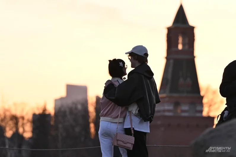 Весеннее тепло располагает к долгим неспешным прогулкам. Влюбленные пары столицы наслаждаются романтикой уютных центральных улиц.