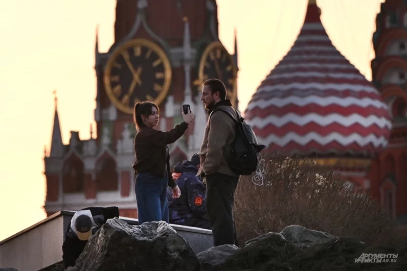 Горожане не спешат домой после насыщенного дня — комфортная погода и красивые пейзажи так и приглашают пройтись пешком.