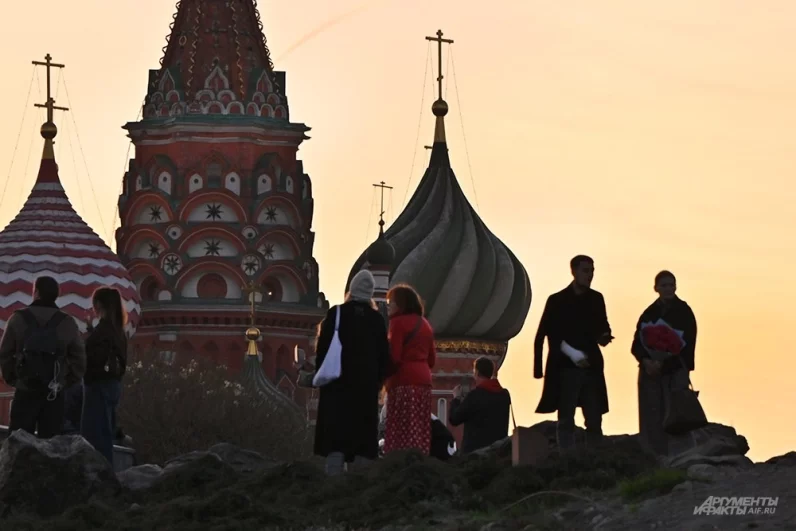Тихие переулки центрального округа наполняются теплым светом, создавая неповторимую и очень кинематографичную атмосферу.