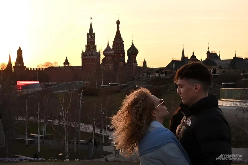 Настоящая весна окончательно вступила в свои права. Столица прощается с ярким солнцем до завтра, ожидая новых ясных дней.