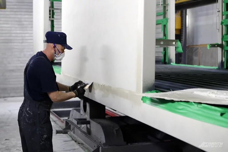 Рабочие наносят на вагон специальную шумоизоляционную мастику – чтобы уменьшить для пассажиров звук, производимый стуком колес.