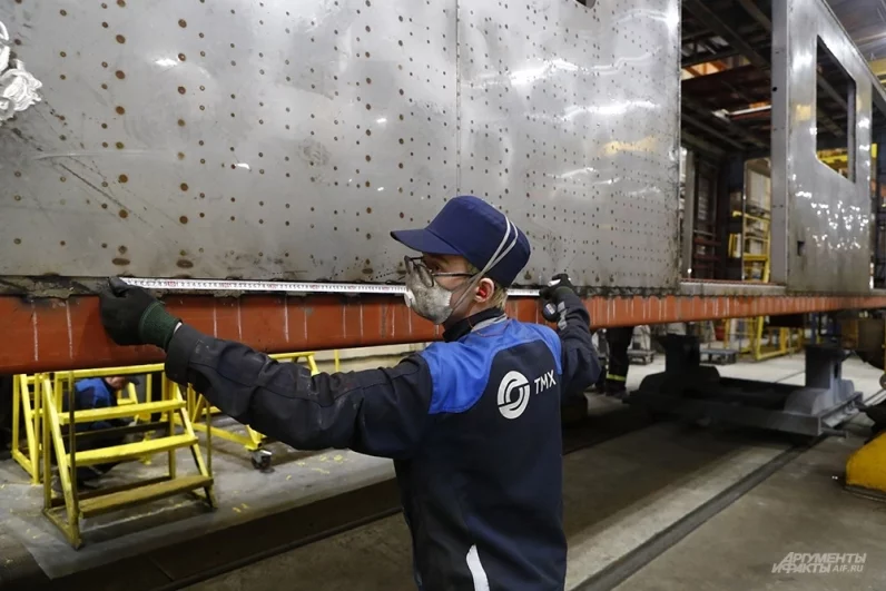 В цех №317 поступают заготовки для процесса сборки кузова вагонов. К раме кузова крепятся боковины и крыша.