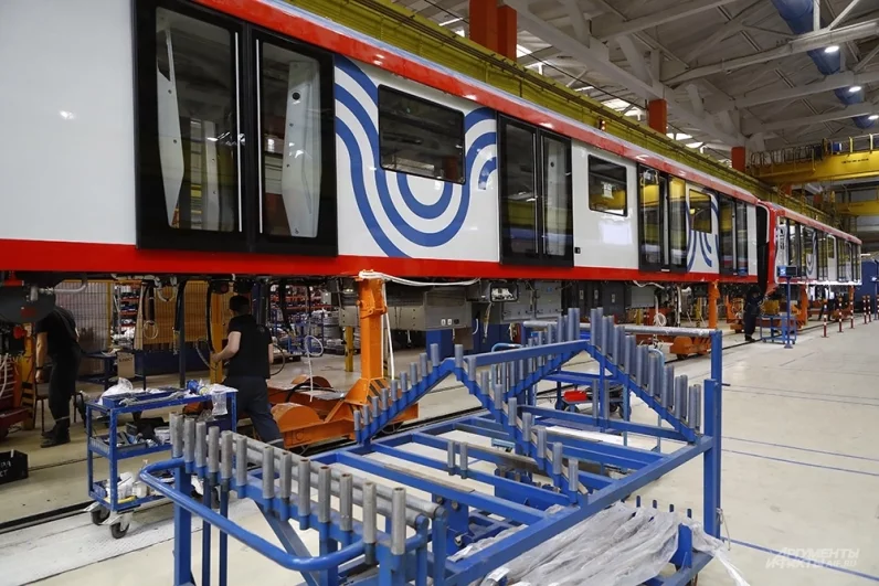 Раздвижные двери для предназначенных для московского метро вагонов производят предприятия из Санкт-Петербурга и Подмосковья.