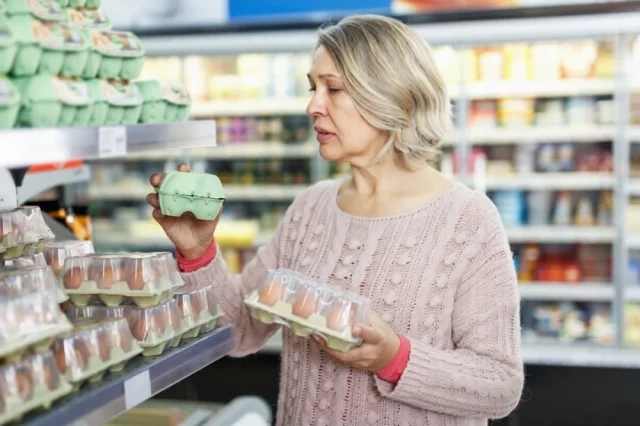 Сейчас десяток яиц стоит от 60 рублей, годом раньше было дороже.