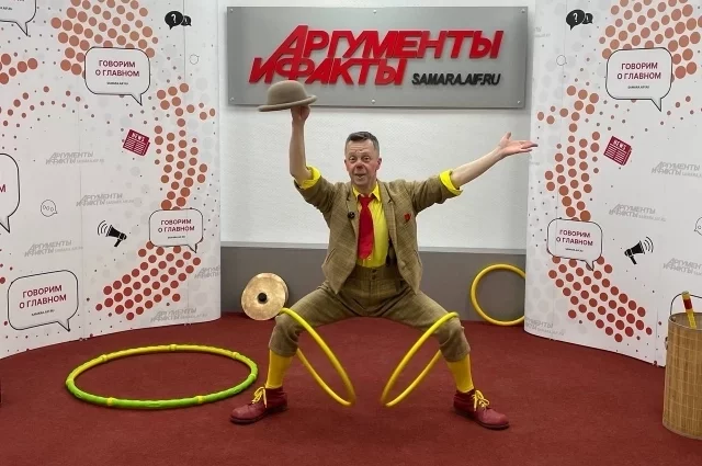 В пресс-центре samara.aif.ru Артём Малков устроил целое представление.