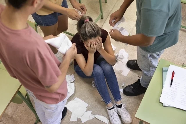 Над школьницей издевались около двух часов