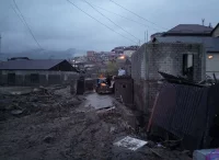 Дороги сильно размыло, даже большие колёса экскаватора вязнут в иле и грязи.