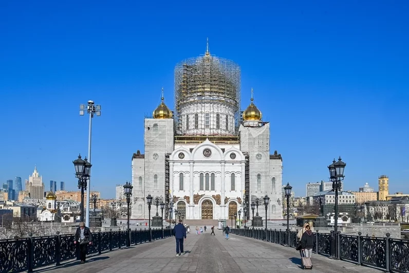 Ведутся работы и над стилобатной частью храма. Ремонтируют отдельными секторами, чтобы не сильно мешать прихожанам. В настоящий момент готовность пространства оценивается в 95%, а завершить работы планируют в четвертом квартале этого года.