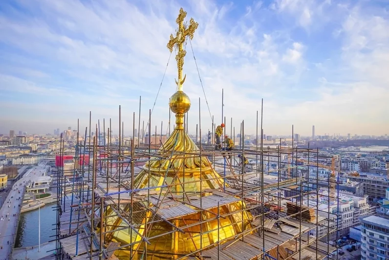 В ходе ремонта с крестов снимали позолоченные элементы. В настоящий момент на трех из пяти крестах они снова установлены. Оставшиеся два засияют уже в апреле.