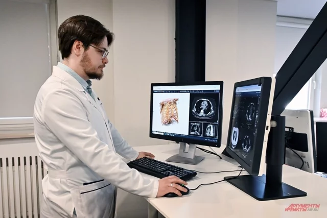 Врач центра диагностики и телемедицинских технологий Иван Скоробогач успешно работает с ИИ.