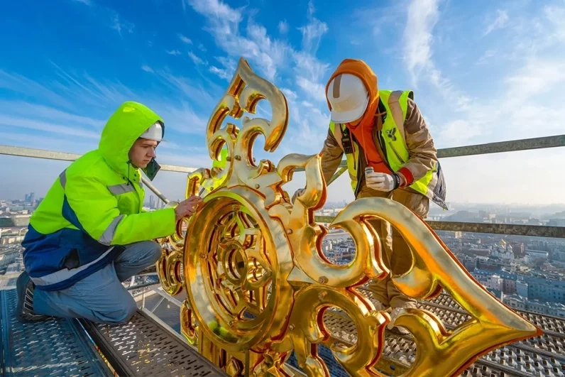 Работы по ремонту главного купола и куполов звонниц ведутся с прошлого года, и завершить их планируют в июне 2026.