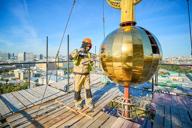 Планомерная реконструкция храма ведется с 2018 года. В 2023-2024 годах провели комплексный ремонт фасадов храма, а в 2025 починили фасад и купола надвратной колокольни.