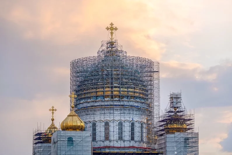 Часть лесов снимут уже к Пасхе, чтобы прихожане смогли полюбоваться красотой.