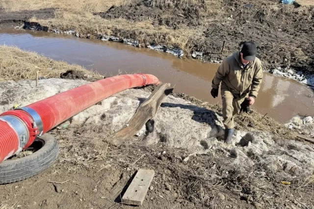 Вместе с весной в Приангарье пришла и большая вода — вновь в нескольких районах региона оказались подтопленными дома и приусадебные участки. 