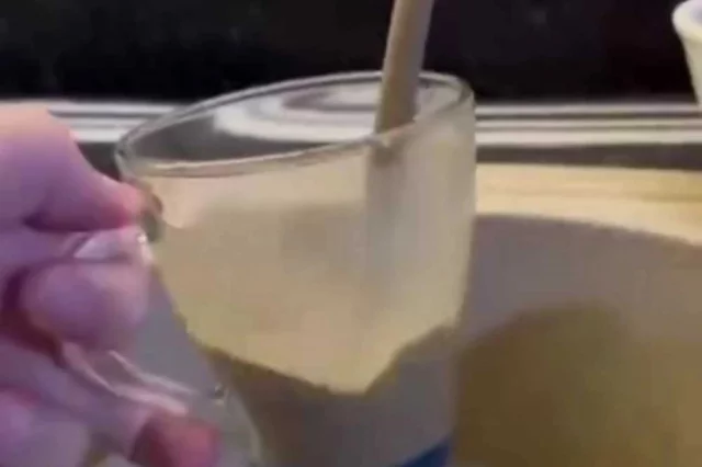 Вот так выглядит вода из кранов некоторых махачкалинцев, которые в шутку назвали её «капучино».