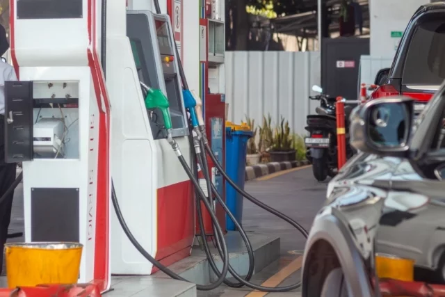 Сейчас один галлон (около 3,8 л) стоит порядка 4 долларов.