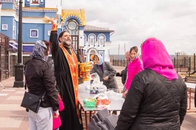 Освятить яйца и куличи можно в субботу, но есть их можно только после ночной пасхальной службы.