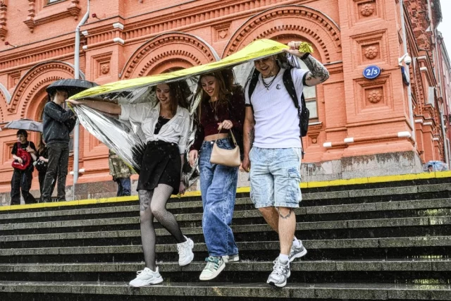 Лучше перестраховаться и захватить с собой зонт или дождевик.