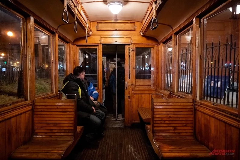 На параде трамваев «фонарный» можно увидеть в сцепке с вагоном «Н». Такие составы возили москвичей вплоть до 1940-х годов.