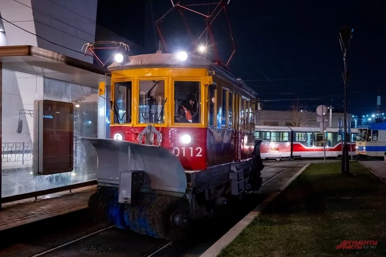 Кроме пассажирских трамваев на параде показывают ретротехнику для уборки путей. 